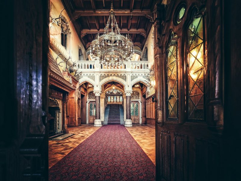 A large hall with a chandelier hanging from the ceiling